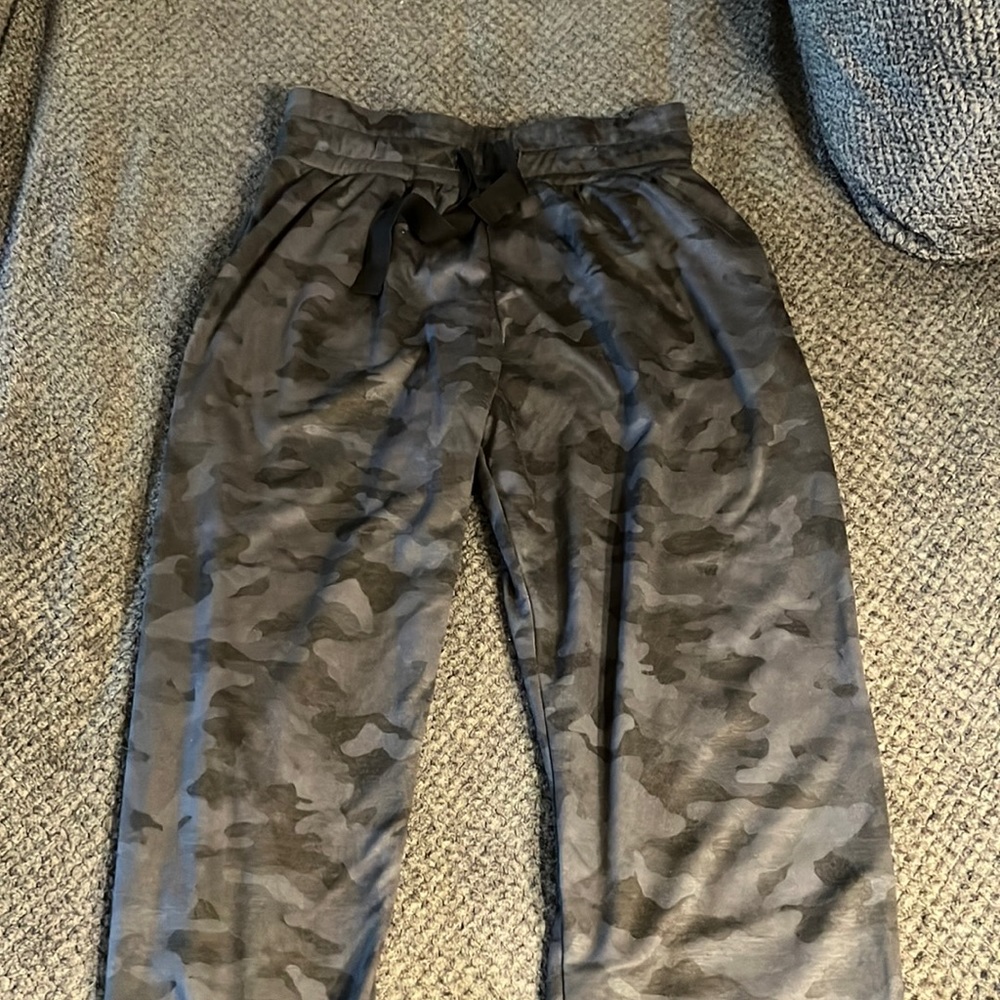 Onzie joggers. Camo.